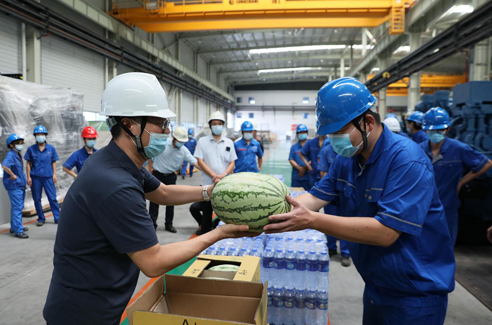 沖床工廠送清涼